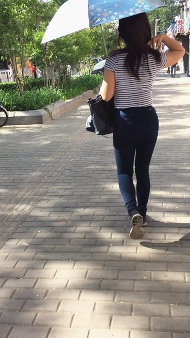 打着伞的巨臀牛仔裤美眉[306M/MOV]