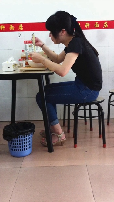 面馆吃面的紧身牛仔裤翘臀美眉[306M/MOV]