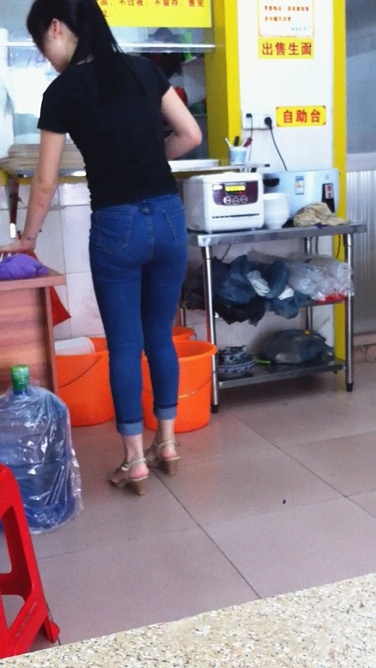 面馆吃面的紧身牛仔裤翘臀美眉[306M/MOV]