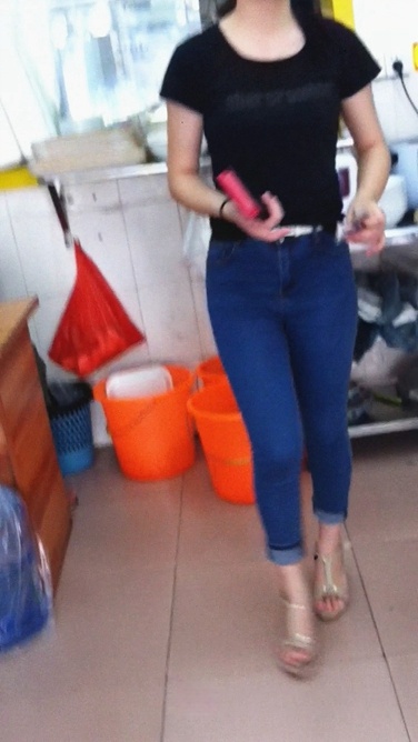 面馆吃面的紧身牛仔裤翘臀美眉[306M/MOV]