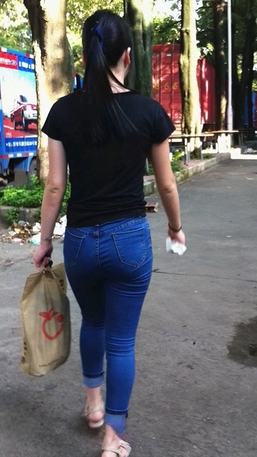 面馆吃面的紧身牛仔裤翘臀美眉[306M/MOV]