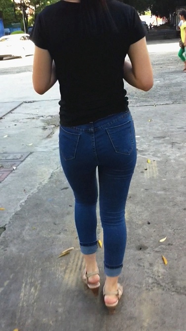 面馆吃面的紧身牛仔裤翘臀美眉[306M/MOV]