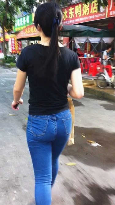 面馆吃面的紧身牛仔裤翘臀美眉[306M/MOV]