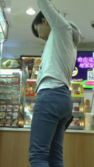 超市挑选牛仔裤的美眉[226M/M2TS]