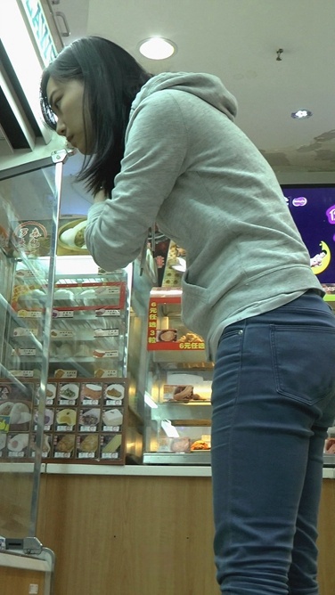 超市挑选牛仔裤的美眉[226M/M2TS]