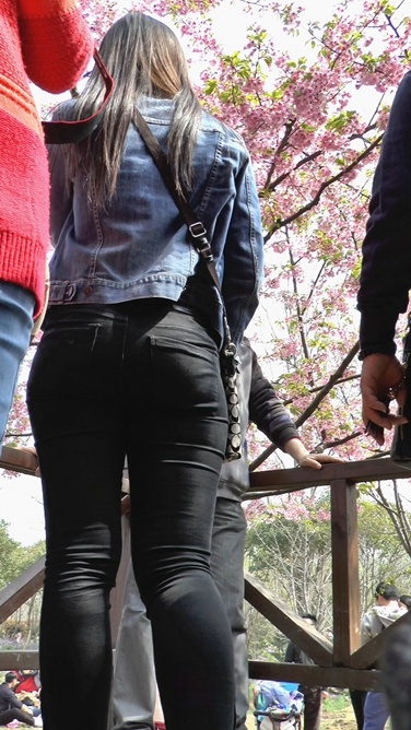 黑色紧牛肥美圆臀MM，臀肥腰细[1.47G/M2TS]