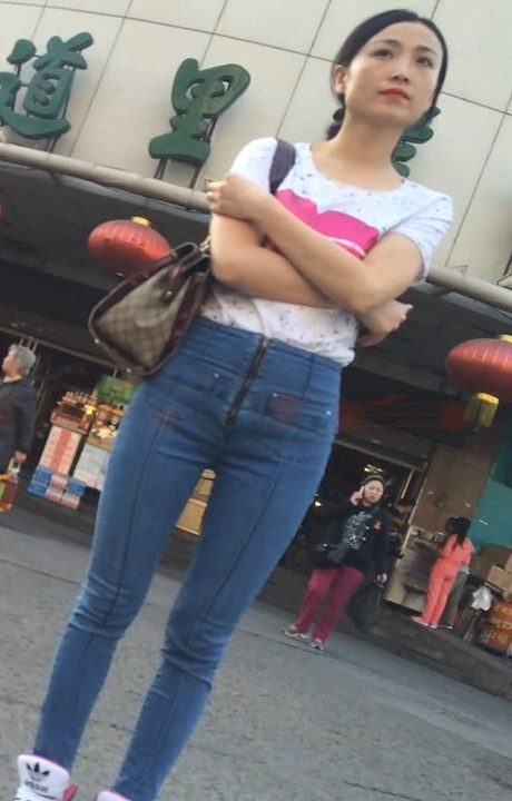 逛商城的紧牛瘦臀高挑妹子[187M/MP4]