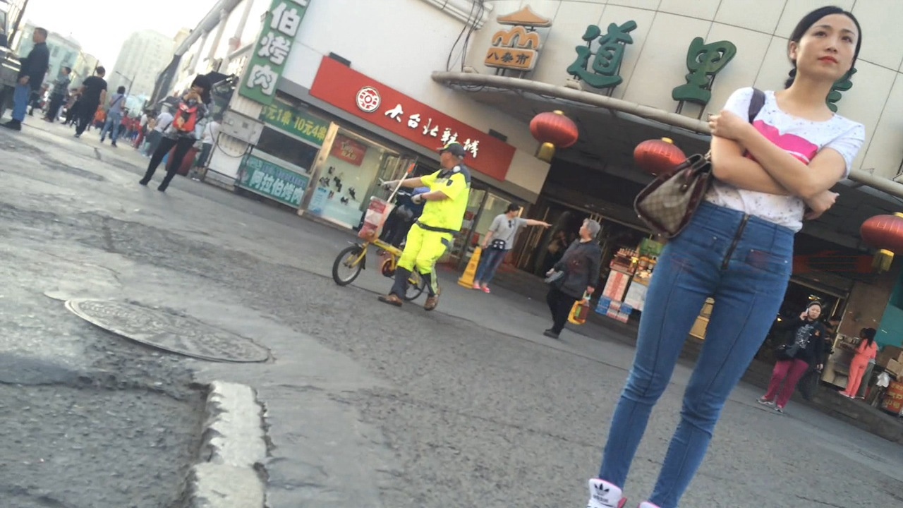 逛商城的紧牛瘦臀高挑妹子[187M/MP4]