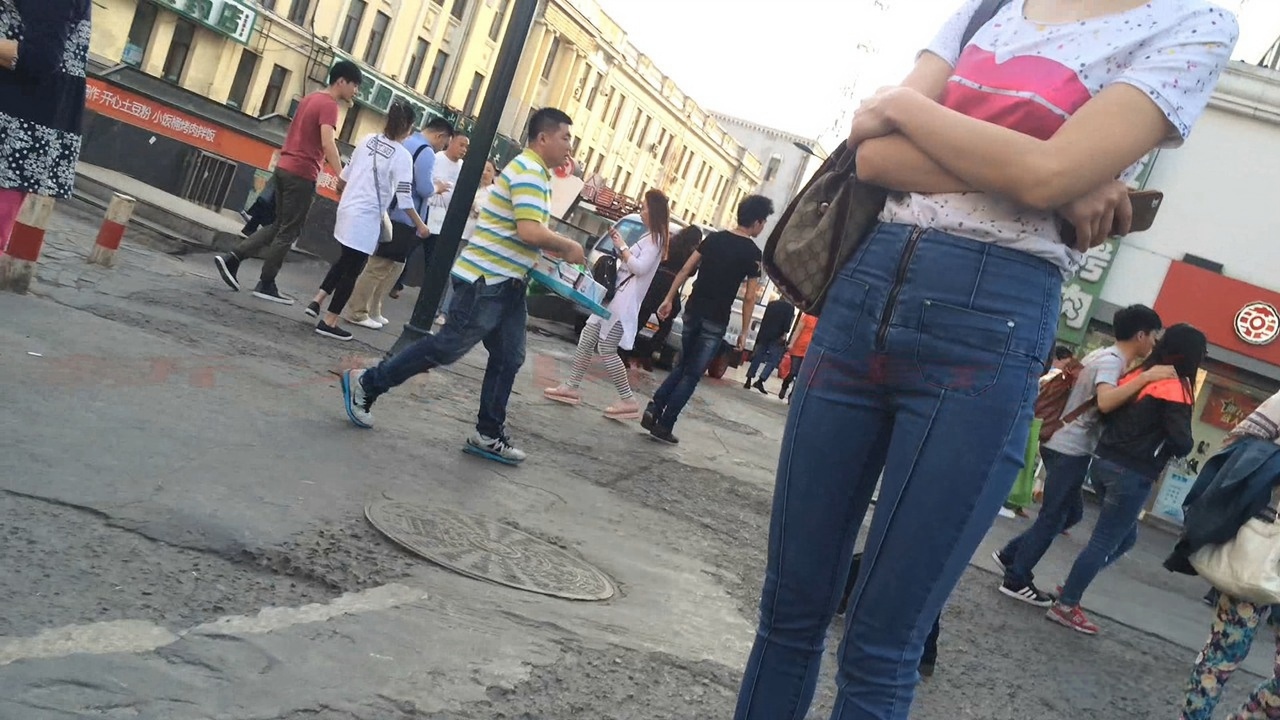 逛商城的紧牛瘦臀高挑妹子[187M/MP4]