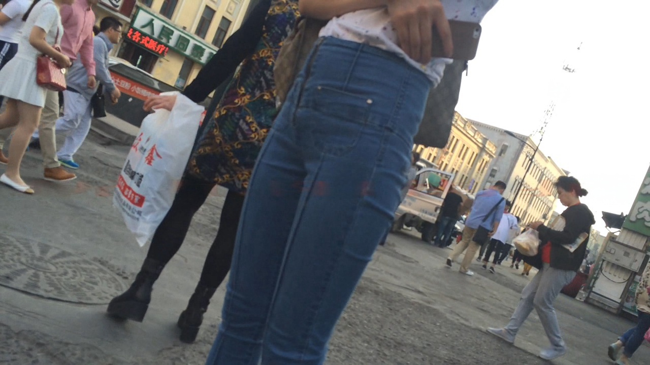 逛商城的紧牛瘦臀高挑妹子[187M/MP4]