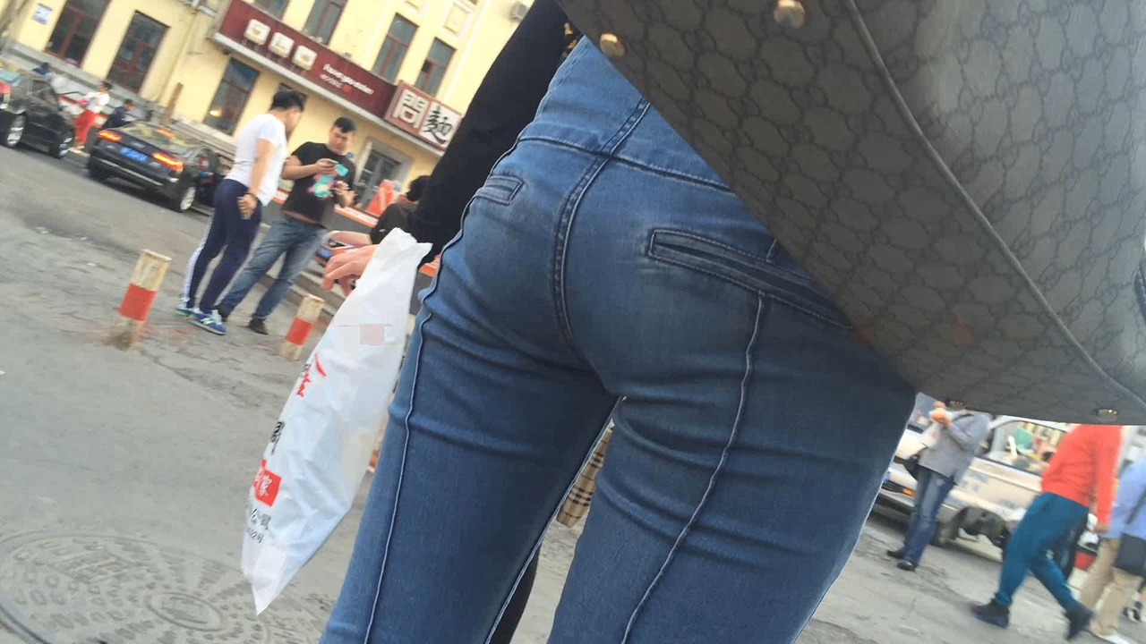 逛商城的紧牛瘦臀高挑妹子[187M/MP4]