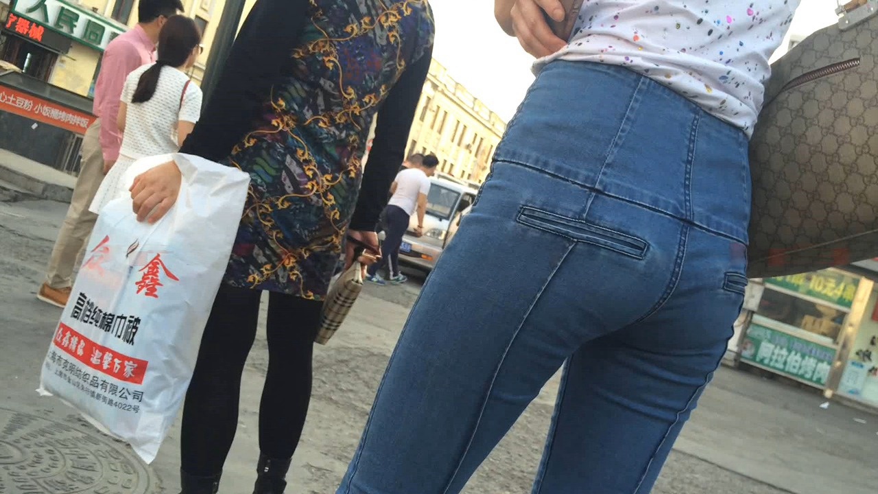 逛商城的紧牛瘦臀高挑妹子[187M/MP4]