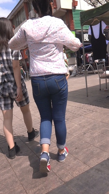 极品翘臀牛仔裤小妹，发育得真好[366M/MTS]