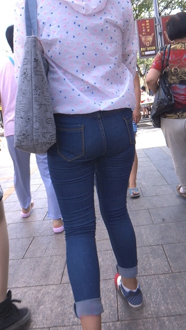 极品翘臀牛仔裤小妹，发育得真好[366M/MTS]