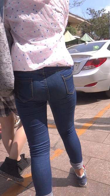 极品翘臀牛仔裤小妹，发育得真好[366M/MTS]