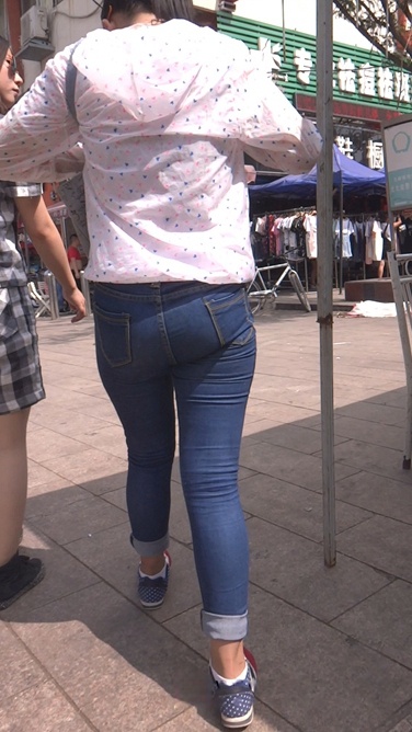 极品翘臀牛仔裤小妹，发育得真好[366M/MTS]