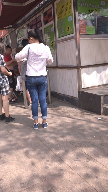 极品翘臀牛仔裤小妹，发育得真好[366M/MTS]