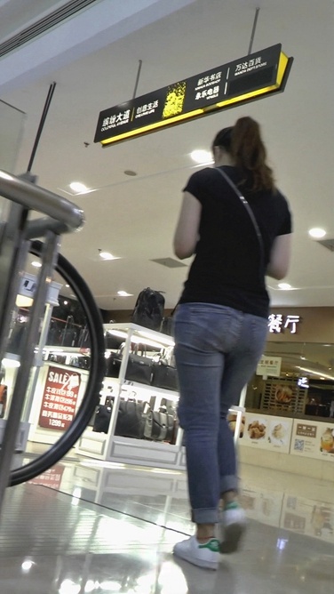 蓝色牛仔裤MM身材就是饱满[148M/M2TS]