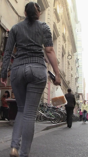 这紧臀牛仔裤MM身材真是紧得极致[611M/MTS]