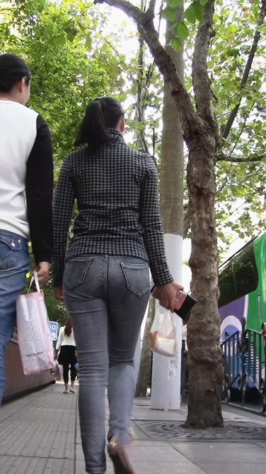 这紧臀牛仔裤MM身材真是紧得极致[611M/MTS]