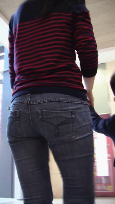 带娃逛街的牛仔裤翘臀MM[806M/MTS]