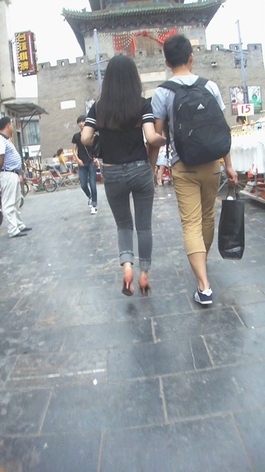 灰色路腰紧牛小妖精紧翘的臀部太迷人[317M/MP4]