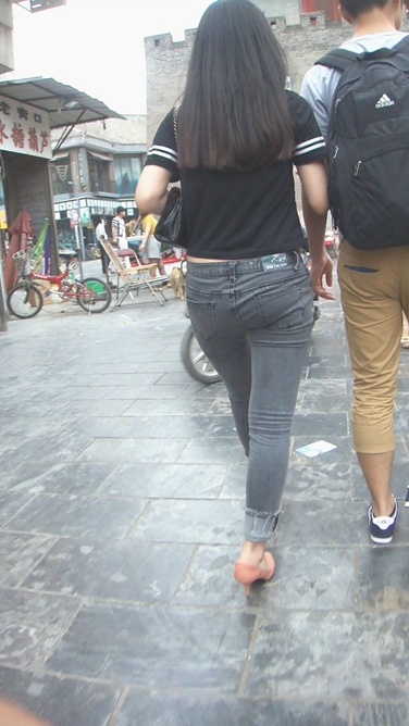 灰色路腰紧牛小妖精紧翘的臀部太迷人[317M/MP4]