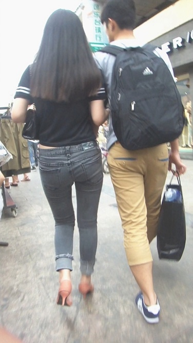 灰色路腰紧牛小妖精紧翘的臀部太迷人[317M/MP4]