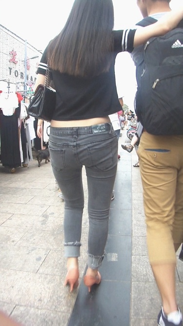 灰色路腰紧牛小妖精紧翘的臀部太迷人[317M/MP4]