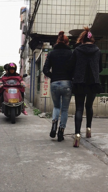 街拍相伴而行的两个牛仔裤皮裤美眉[331M/MOV]