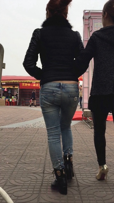 街拍相伴而行的两个牛仔裤皮裤美眉[331M/MOV]