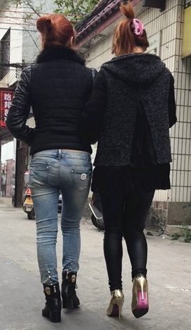 街拍相伴而行的两个牛仔裤皮裤美眉[331M/MOV]
