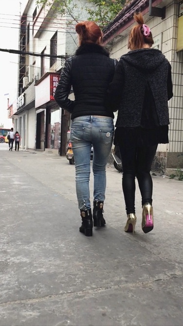 街拍相伴而行的两个牛仔裤皮裤美眉[331M/MOV]