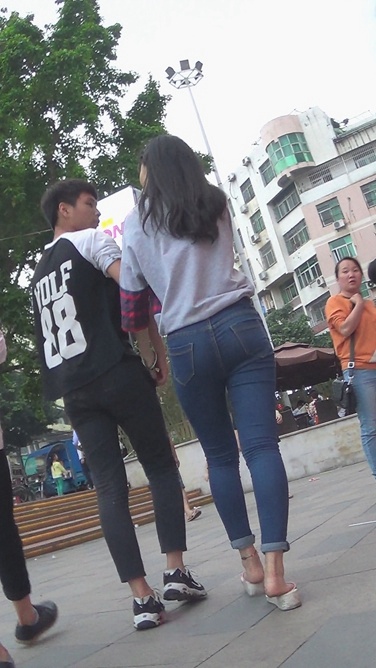 漂亮牛仔裤妹子和小男友闲逛[227M/MTS]