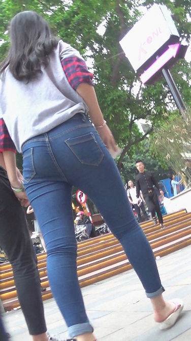 漂亮牛仔裤妹子和小男友闲逛[227M/MTS]