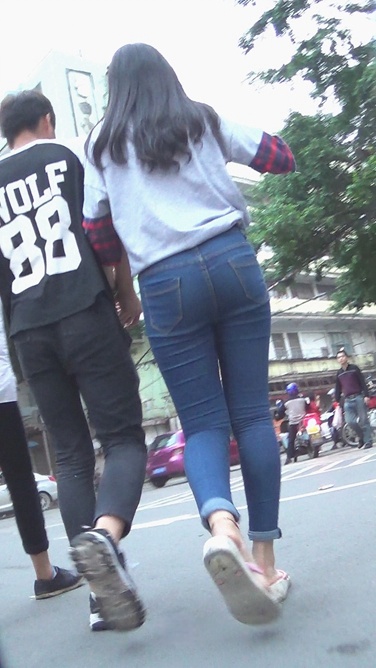 漂亮牛仔裤妹子和小男友闲逛[227M/MTS]