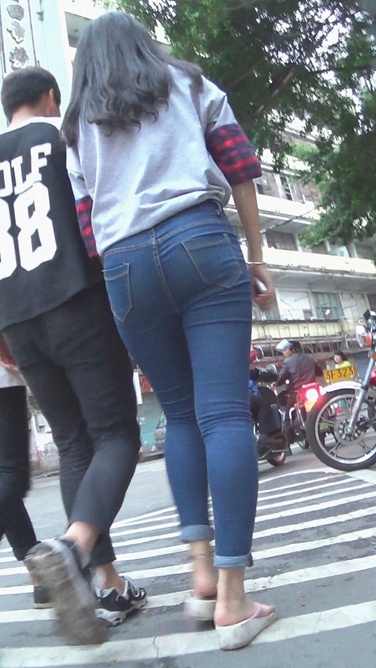 漂亮牛仔裤妹子和小男友闲逛[227M/MTS]