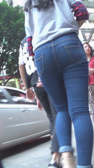 漂亮牛仔裤妹子和小男友闲逛[227M/MTS]