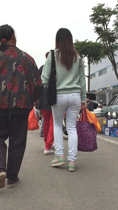 水洗牛仔裤小翘臀美眉[257M/MOV]