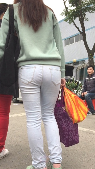 水洗牛仔裤小翘臀美眉[257M/MOV]