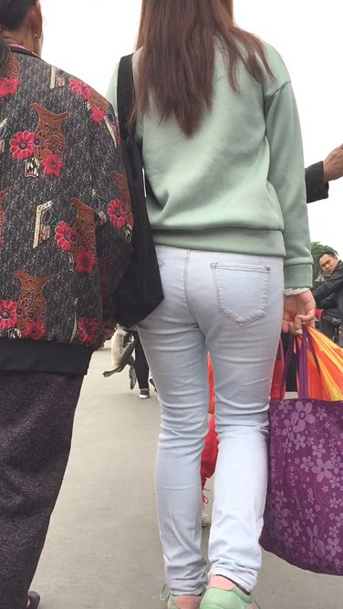 水洗牛仔裤小翘臀美眉[257M/MOV]