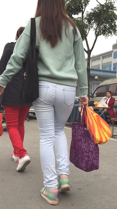 水洗牛仔裤小翘臀美眉[257M/MOV]