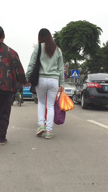 水洗牛仔裤小翘臀美眉[257M/MOV]