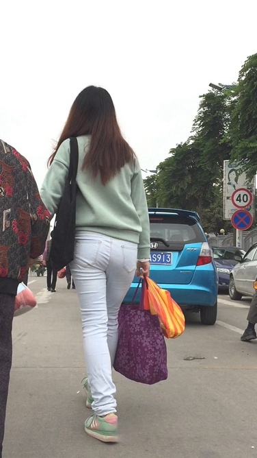 水洗牛仔裤小翘臀美眉[257M/MOV]