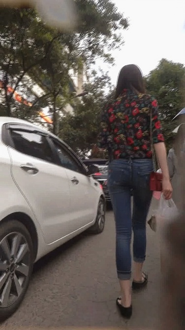 紧身牛仔裤美女！真女神啊[94M/AVI]