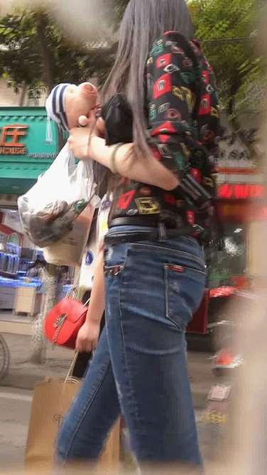 紧身牛仔裤美女！真女神啊[94M/AVI]