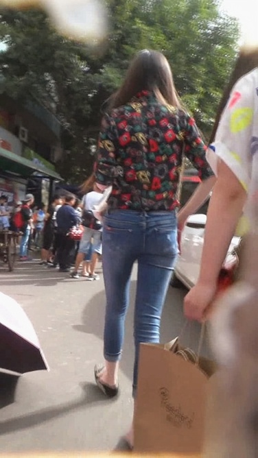 紧身牛仔裤美女！真女神啊[94M/AVI]