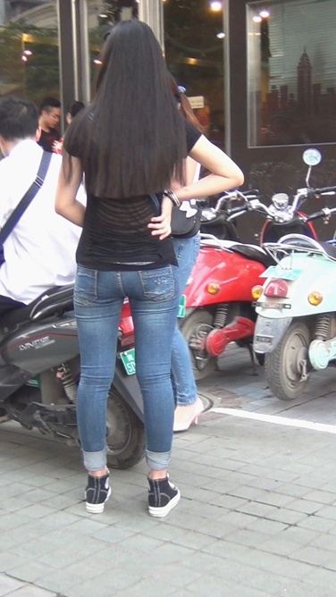 路边牛仔裤shaofu和男的在闲聊[541M/M2T]