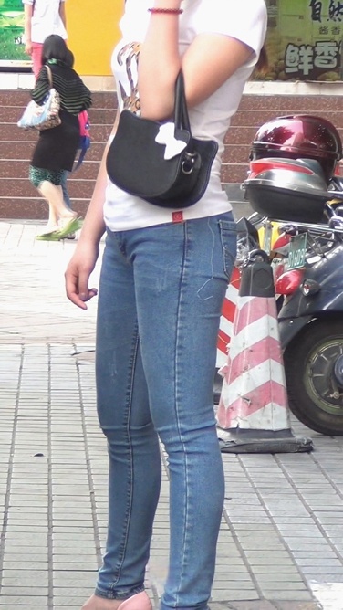 路边牛仔裤shaofu和男的在闲聊[541M/M2T]