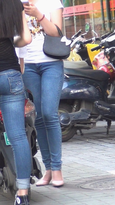 路边牛仔裤shaofu和男的在闲聊[541M/M2T]